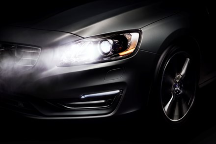 Veiliger rijden in het donker : Volvo maakt `s nachts rijden veiliger en comfortabeler met permanent adaptief grootlicht.