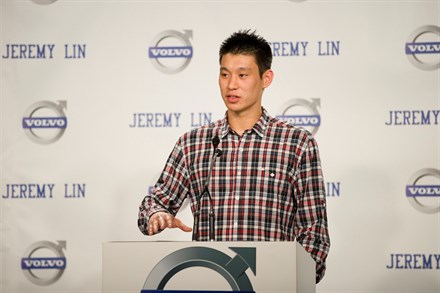 La star nascente dell’NBA Jeremy Lin entra a far parte della famiglia Volvo Car Corporation