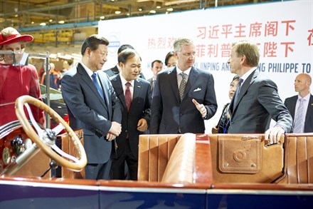 De Chinese President Xi Jinping en zijn echtgenote, mevrouw Peng Liyuan, brachten samen met Koning Filip en Koningin Mathilde van België, een bezoek aan de fabriek van Volvo Cars in Gent