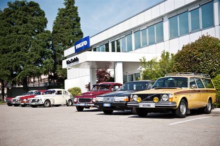 Grande successo per il Raduno Volvo dedicato alle vetture classiche che ha riunito a Bologna Registro Volvo, Club 480 e Club 240.
