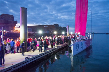 Volvo Ocean Race 2014/2015: Geballte Frauen-Power feiert ersten Sieg