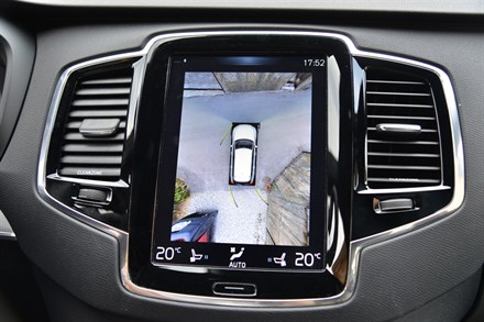 Volvo XC90: su strada con forza di carattere e tanta tecnologia intuitiva per una guida sicura e rilassata