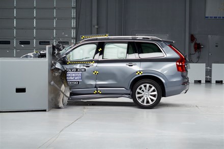 Der Volvo XC90 im Small-Overlap-Crashtest des US-Instituts für Verkehrsicherheit