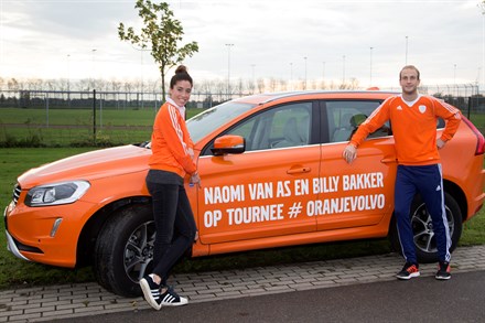 Hockeytoppers Naomi van As en Billy Bakker in #OranjeVolvo langs hockeyclubs