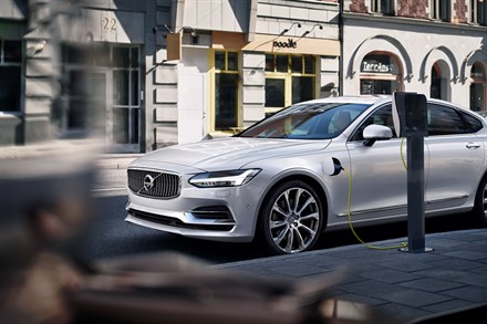 Volvo Cars calls on automotive industry to standardise electric car charging