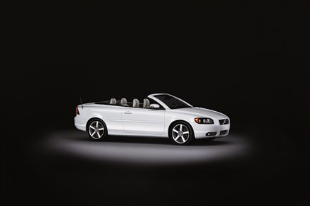 VOLVO LAUNCHES ‘ICE WHITE' C70 COUPÉ-CONVERTIBLE