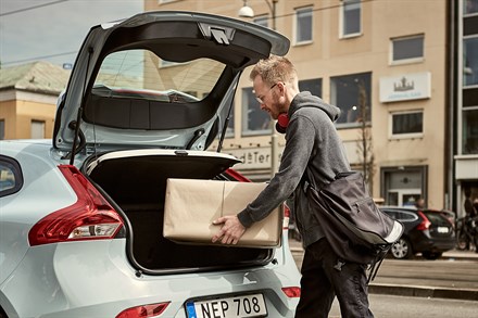 Volvo Cars und Start-up-Unternehmen urb-it liefern Pakete innerhalb von zwei Stunden ins Auto