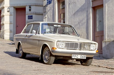 Premier modèle à dépasser le million d’exemplaires, la Volvo 140 fête ses 50 ans.  Joyeux anniversaire !