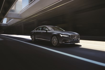 Driving and interior footage of the Volvo S90 China version