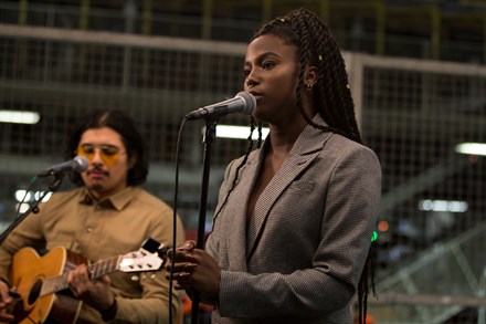 Sabina Ddumba spelar live i Torslandafabriken