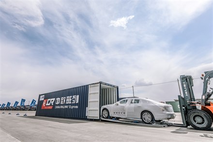 De första Volvo S90-bilarna som byggts i Kina anländer till Europa via banbrytande järnvägslinje