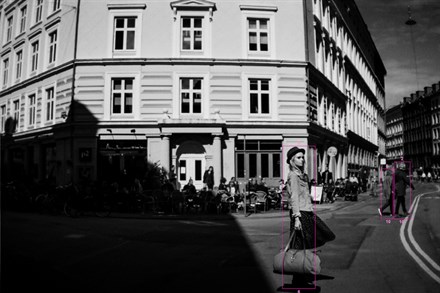 Världens första fotoutställning fotograferad av en bil – nu i Stockholm