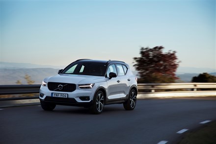 New Volvo XC40 T5 R-Design Crystal White Driving Footage 
