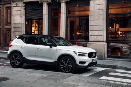 New Volvo XC40 T5 R-Design Crystal White Lifestyle Driving Footage 