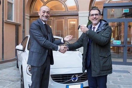 Volvo Car Italia consegna al Sindaco di Bologna una V60 Twin Engine confermandosi al fianco delle Amministrazioni sensibili ai temi della mobilità sostenibile