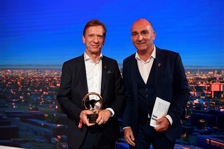 汉肯·塞缪尔森荣获德国最著名的汽车商业大奖——“金方向盘奖”