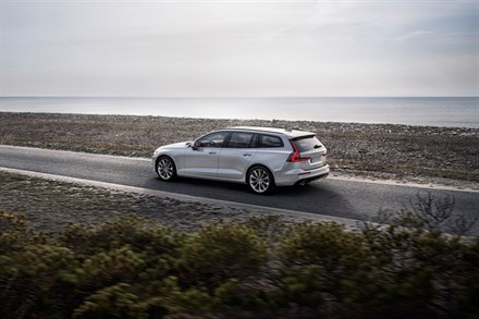 New Volvo V60 - oncoming collision mitigation by braking - animation