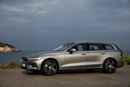 New V60 T6 Inscription Pebble Grey interior and exterior footage