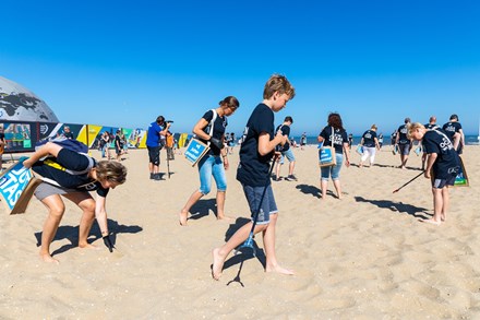 Grootschalige Beach Clean Up tijdens finish Volvo Ocean Race