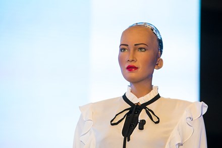 Volvo Art Session zeigt internationale, digitale Kunst und bringt Sophia the Robot in die Schweiz