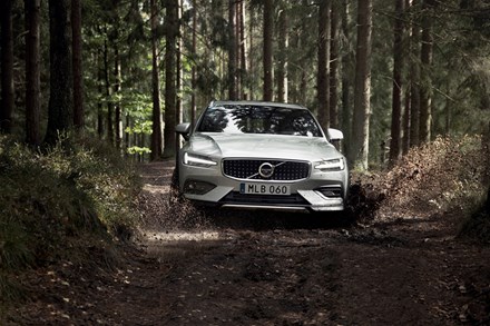 La nuova Volvo V60 Cross Country porta la famiglia svedese lontano dai sentieri più battuti