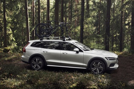 New Volvo V60 Cross Country B-rolls with bikes