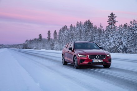 Volvo Car Sverige tar hem segern i februari - laddhybriderna ökar