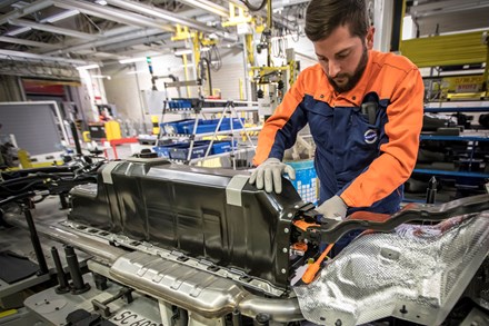 Volvo Car Group tecknar avtal med CATL och LG Chem om batterileveranser värt flera miljarder US-dollar