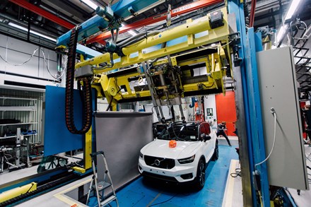 Volvo Cars en POC ontwikkelen allereerste crashtest voor fietshelmen bij een aanrijding door een auto