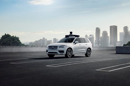 Volvo Cars en Uber stellen een zelfrijdend productievoertuig voor
