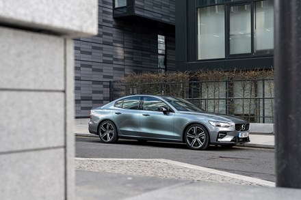 Volvo Car Russia открывает приём заказов на седан Volvo S60 в стартовой комплектации Momentum