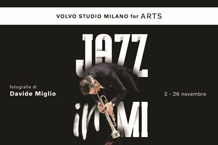 Il Volvo Studio Milano apre le porte alla musica dei concerti del festival JazzMI incastonata nella cornice delle immagini della mostra Jazz in MI di Davide Miglio
