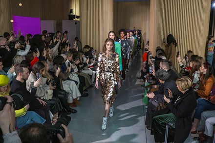 Il Volvo Studio Milano ospita la sfilata di Gilberto Calzolari, stilista che ha fatto della moda sostenibile il proprio credo. L’evento inaugura la Milano Fashion Week 2020