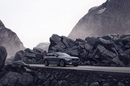 Volvo Cars introducerar uppdaterade S90- och V90-modeller och mildhybrid-drivlinor för hela modellprogrammet