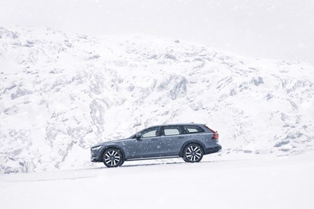 Studio footage - the refreshed Volvo V90 Cross Country
