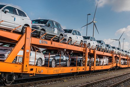 Byte från lastbilar till tåg sänker kraftigt utsläppen i Volvo Cars logistiknät