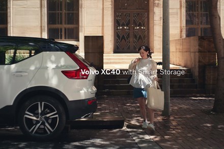 XC40 Rear Cargo Divider film with Hook for the XC40 Recharged campaign