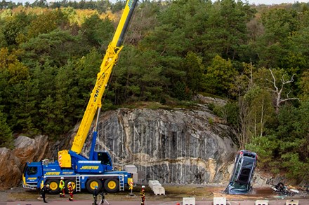 Se när Volvo Cars släpper nya bilar från 30 meters höjd för att hjälpa räddningstjänsten att rädda liv