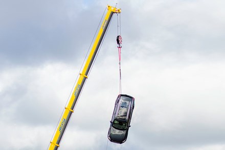B-roll video Volvo Cars сбрасывает новые автомобили с 30-метровой высоты, чтобы помочь спасать жизни