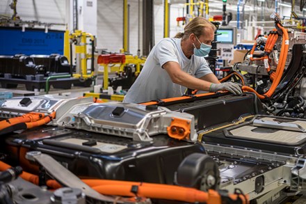 Volvo Cars kommer att tredubbla produktionskapaciteten i Gent efter ett år med starka försäljningssiffror för företagets elektrifierade modeller