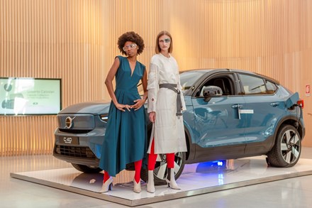 Auto, Moda e Sostenibilità si incontrano al Volvo Studio Milano: presentata oggi la capsule collection creata da Gilberto Calzolari per Volvo e ispirata dalla nuova C40 Recharge, al lancio in Italia