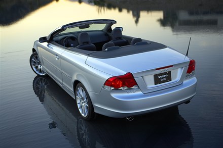 Insurance Institute for Highway Safety Acknowledges Volvo C70's Safety Systems