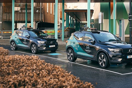 Volvo Cars testa la ricarica wireless di auto elettriche
