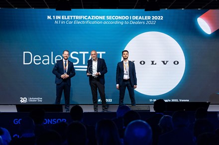 Volvo si aggiudica il premio DealerSTAT 2022 come brand che meglio interpreta il processo di elettrificazione della mobilità. A dirlo sono i concessionari italiani di 33 marchi del settore automotive