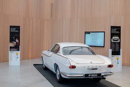 Il Volvo Studio Milano ha accolto La Milanesiana 2022 accendendo i riflettori sulla P1800 coupé per rivivere il mito di Simon Templar e della sua iconica auto, una delle Volvo più amate di sempre