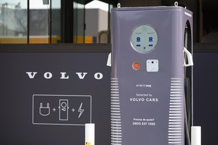 Até o fim de fevereiro, Volvo Car Brasil irá mais que dobrar o número de eletropostos rápidos instalados no país