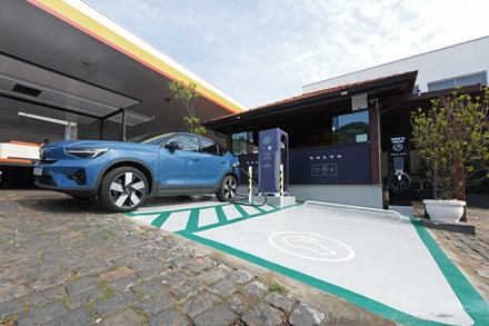 Volvo Car Brasil inaugura carregador rápido na Rodovia Anhanguera e amplia eletrificação para o interior do estado