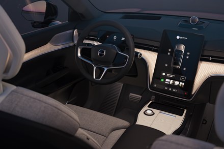 La giornata vi sorride, grazie alle più recenti tecnologie che garantiscono un'illuminazione quasi uguale a quella solare all'interno della nuova Volvo EX90