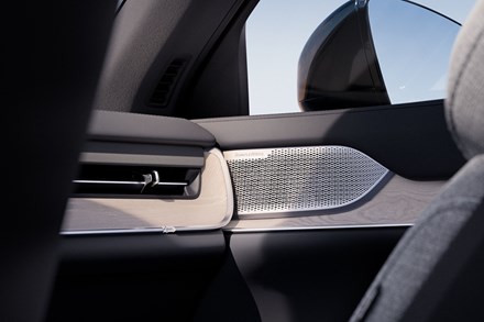 Le nouveau SUV tout électrique Volvo EX90 allie expérience sonore immersive et design haut de gamme