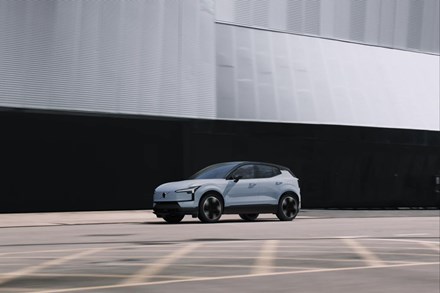 Volvo EX30 - exterior running footage